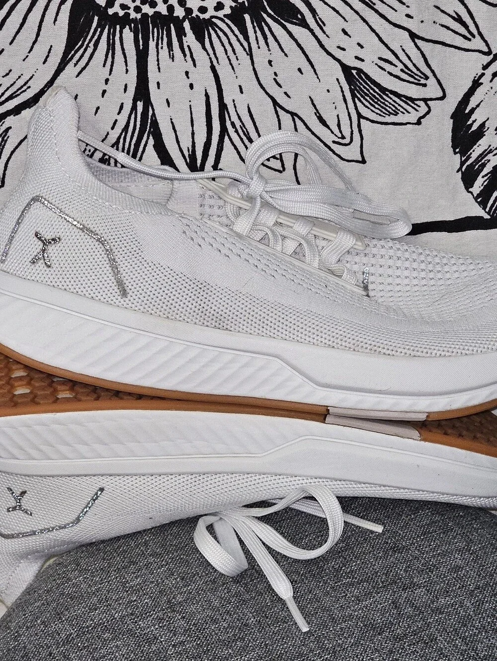 Unisex Flux Adapt White Running Sneakers - Lightweight Performance 7.5 M / 9 W